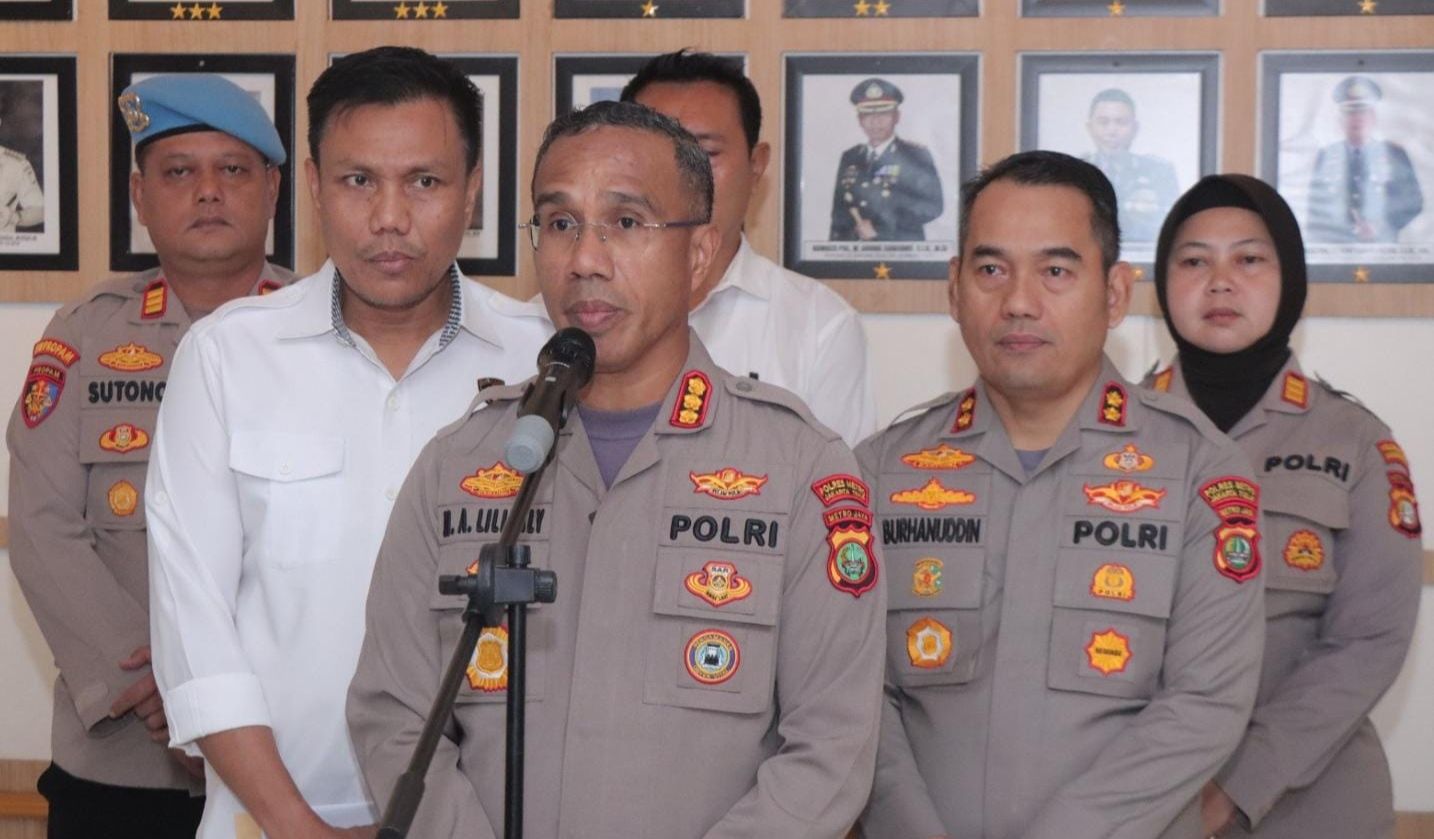 Kapolres Metro Jakarta Timur Kombes Nicolas Ary Lilipaly (tengah). 