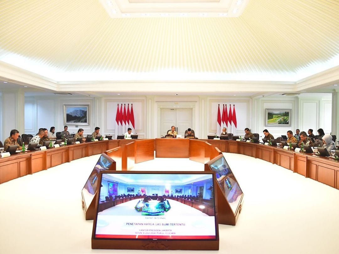 Rapat terbatas yang dipimpin Bapak Presiden Jokowi di Istana Merdeka bersama jajaran Menteri Kabinet Indonesia Maju. (Instagram @erickthohir)