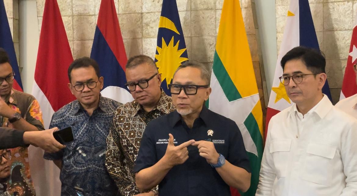 Menteri Perdagangan Zulkifli Hasan bersama Ketua Kadin Arsjad Rasyid di Kantor Kemendag, Jakarta Pusat, Selasa (9/7/2024). (Ntvnews.id-Muslimin Trisyuliono)