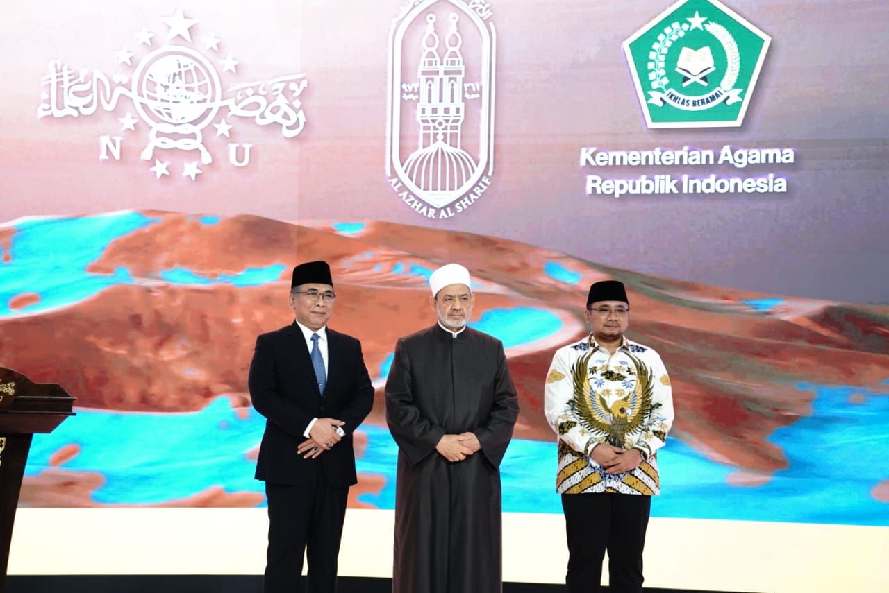 Acara ini digellar Pengurus Besar Nahdlatul Ulama (PBNU) bekerja sama dengan Kementerian Agama di Jakarta, Rabu (10/7/2024). Hadir Grand Syekh Al-Azhar yang juga Ketua Majelis Hukama Muslimin (MHM), Imam Akbar Ahmed Al Tayeb, Rois 'Aam PBNU KH Miftac <b>(Dokumentasi)</b>