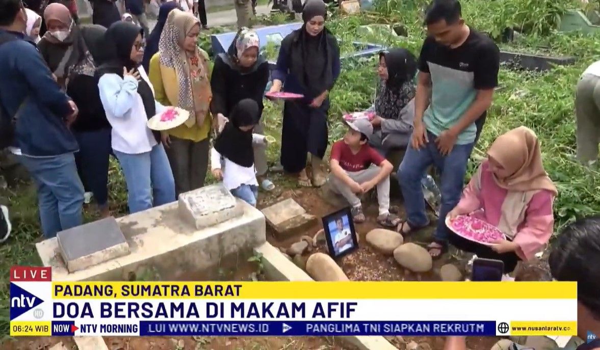 Keluarga Afif Maulana, teman dan mahasiswa menggelar doa bersama dan tabur bunga di pusara Afif Maulana di TPU Tanah Sirah, Padang, Sumatera Barat, Rabu (10/7/2024).