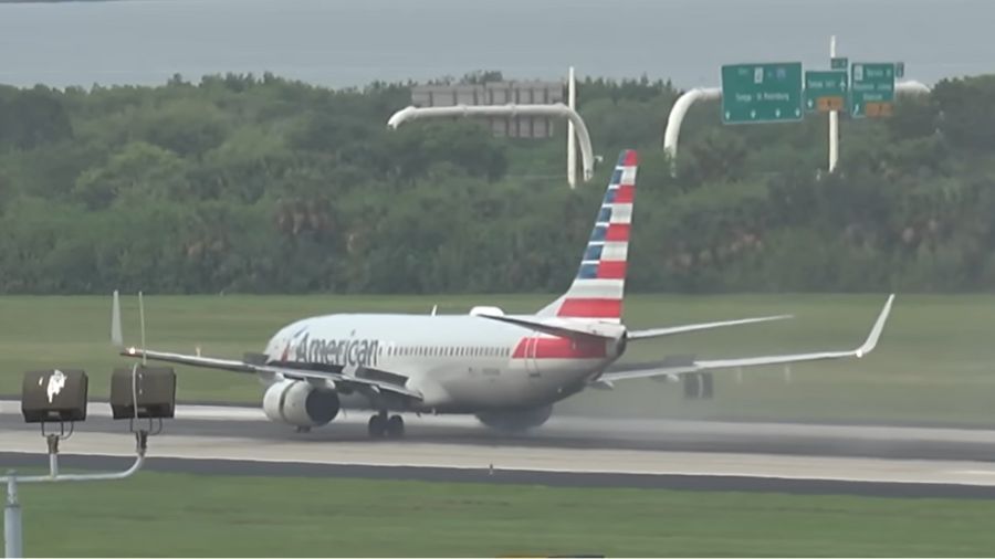 Pesawat Boeing 737-800 milik American Airlines <b>(YouTube Captain Steven Markovich)</b>