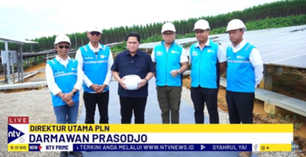 Menteri BUMN Erick Thohir ditemani Direktur Utama PLN Darmawan Prasodjo memberi keterangan pers usai meninjau Pembangkit Listrik Tenaga Surya (PLTS) PLN di IKN/tangkapan layar NTV