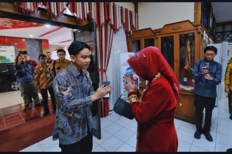 Wali Kota Surakarta Gibran Rakabuming Raka bersalaman dengan Bupati Sukoharjo Etik Suryani di Kabupaten Sukoharjo, Jawa Tengah, Senin (15/7/2024). ANTARA/HO-Humas Pemkot Surakarta  <b>(ANTARA/HO-Humas Pemkot Surakarta)</b>