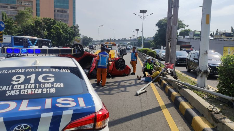 Mobil terbalik di ruas Tol Dalam Kota KM 12+800 <b>(X TMC)</b>