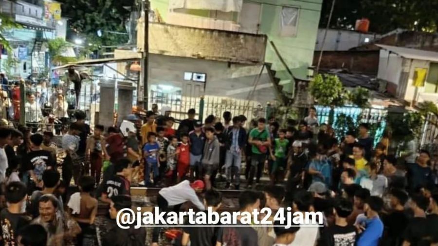 Pelajar tertabrak KRL <b>(Instagram @jakartabarat24jam)</b>