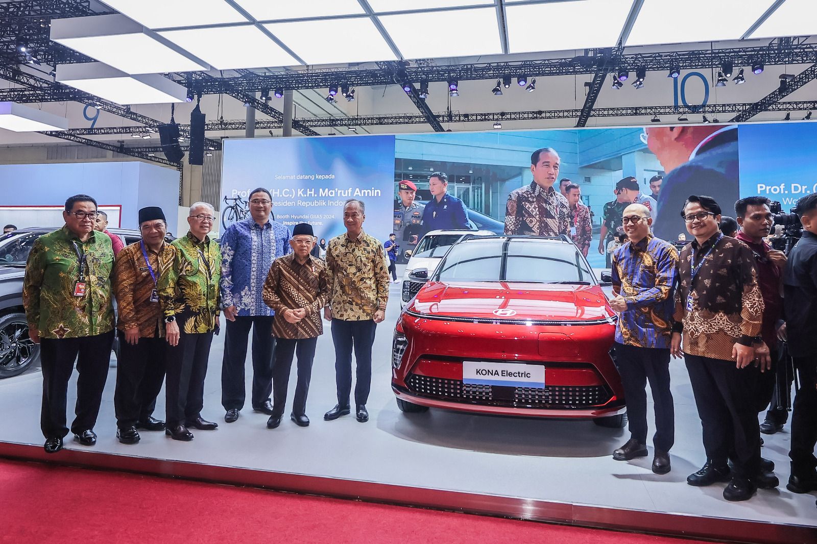 Wakil Presiden (Wapres) Ma'ruf Amin sempat tertawa senang di dalam kabin Hyundai Kona Electric