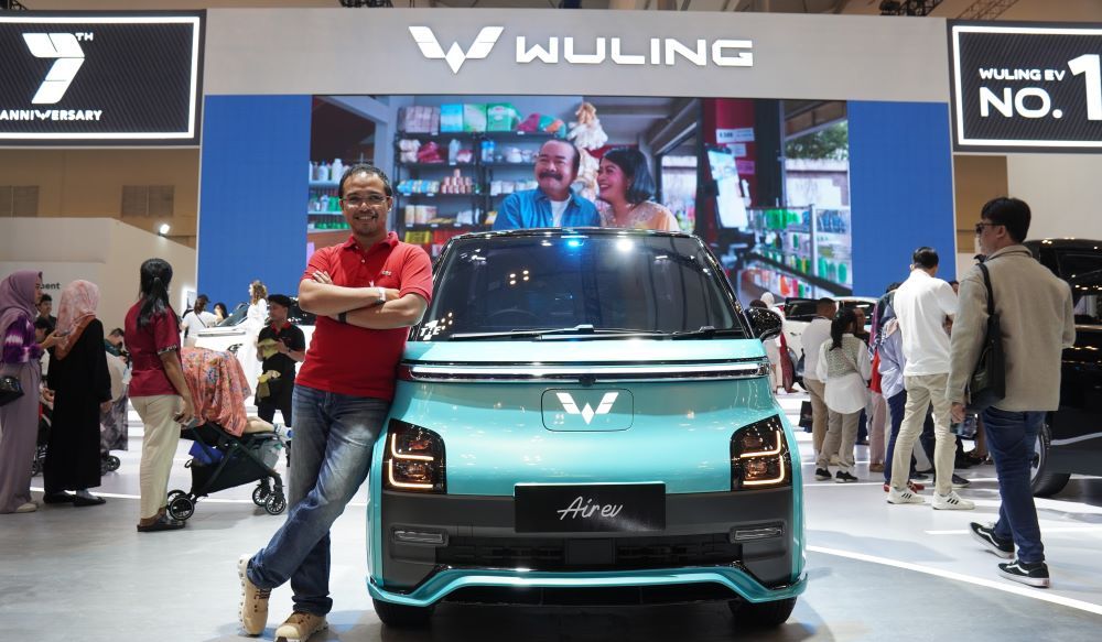 Dewangga Alam mengubah Air ev berkelir biru pastel miliknya menjadi warna fountain blue yang terinspirasi dari mainan masa kecilnya yaitu Tamiya. (Foto: Istimewa/Wuling)