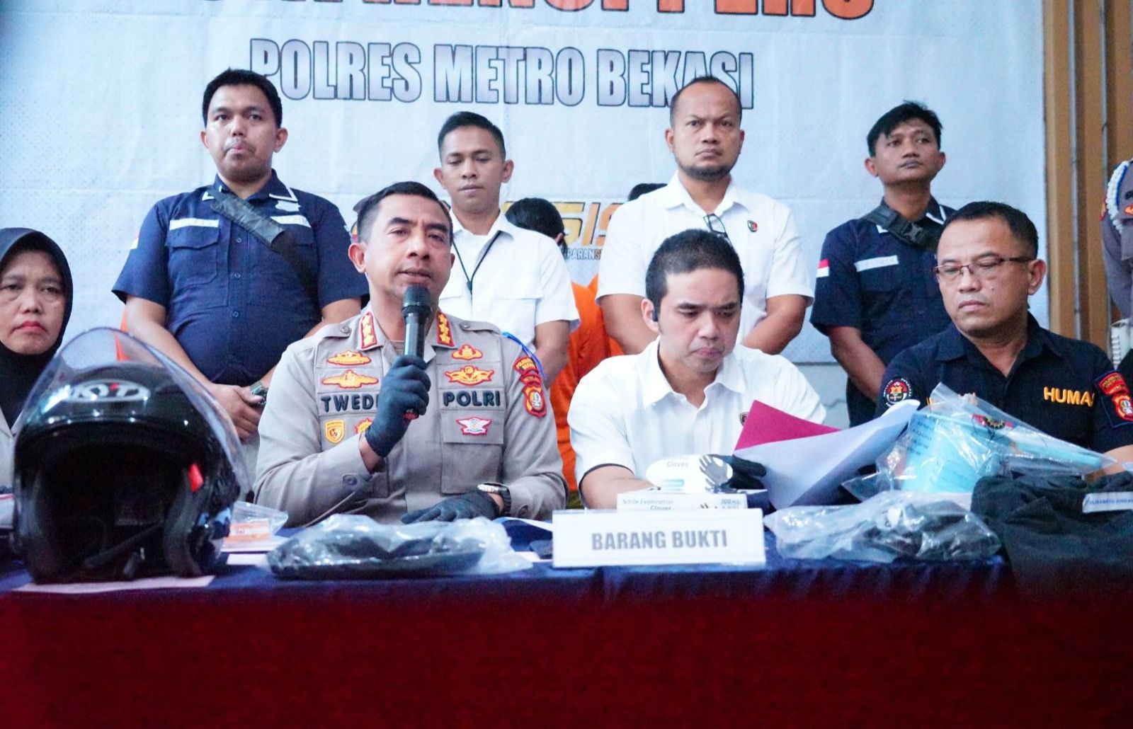 Konferensi pers Polres Metro Bekasi terkait pembunuhan pria oleh istri, putri dan pacar anaknya. 