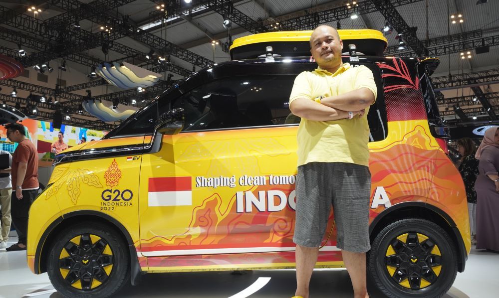 Sakura bersama Air ev dengan livery KTT G20 miliknya di GIIAS 2024. (Foto: Istimewa/Wuling)