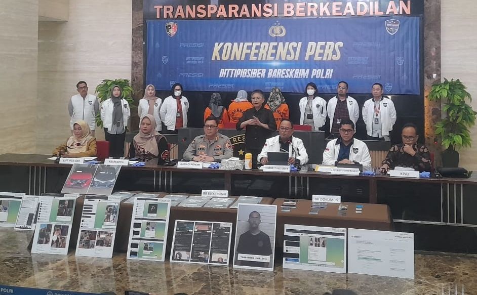 Konferensi pers Dittipidsiber Bareskrim Polri tentang kasus konten porno anak yang dibuat paman sendiri. 