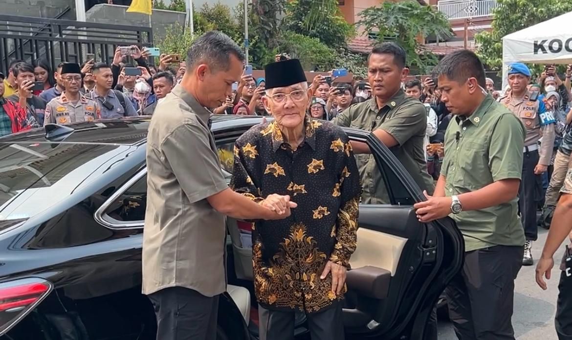 Mantan Wapres Try Sutrisno saat mengunjungi rumah duka Hamzah Haz. 