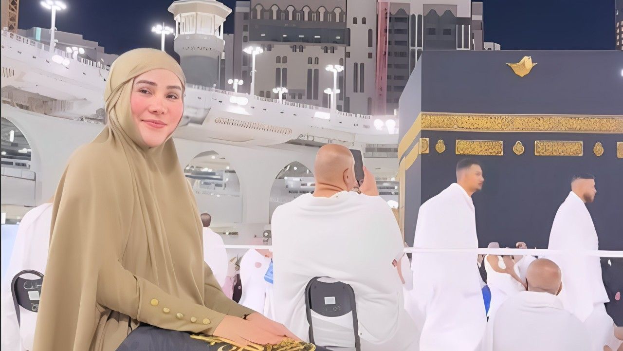 Isa Zega Umrah Pakai Hijab <b>(Instagram)</b>