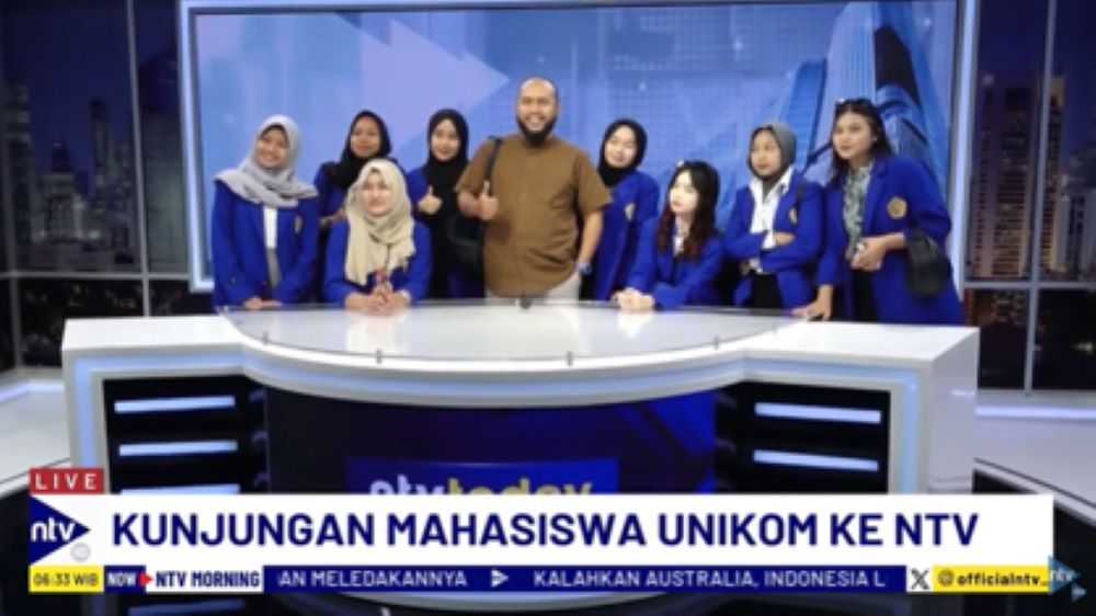 Para mahasiswa Unikom Bandung bersama Dosen Ilmu Komunikasi Unikom, Inggar Prayoga saat mengunjungi Studio Mawar NusantaraTV/tangkapan layar NTV