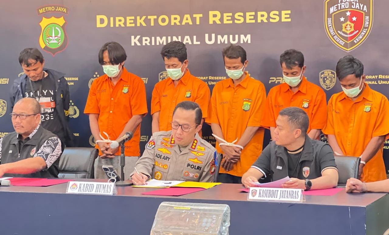 Pencuri bajaj dan penadahnya saat diekspose polisi. 