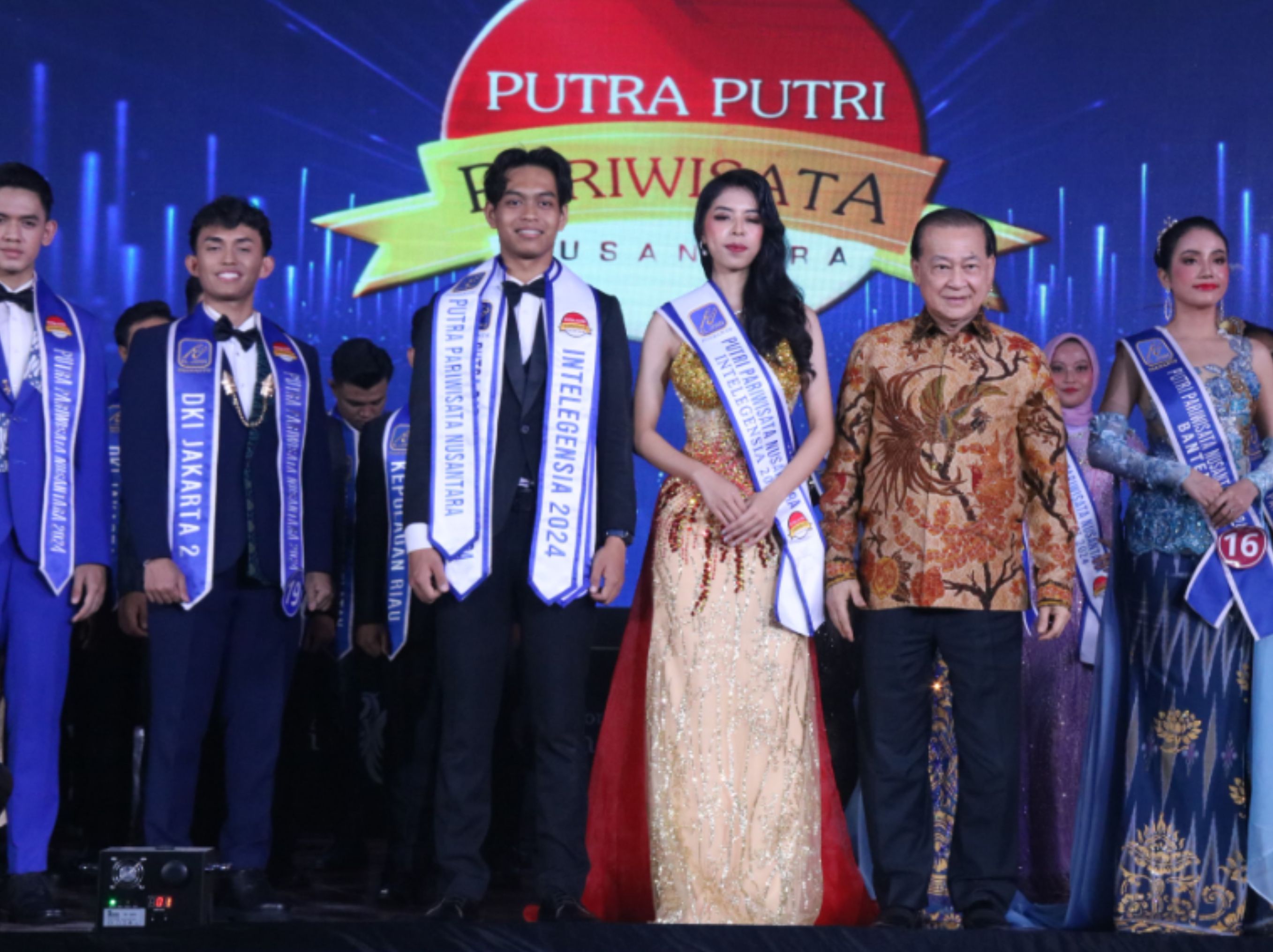 Tokoh Abraham Rudy, berfoto bersama Putra Putri Pariwisata <b>(Dokumentasi)</b>