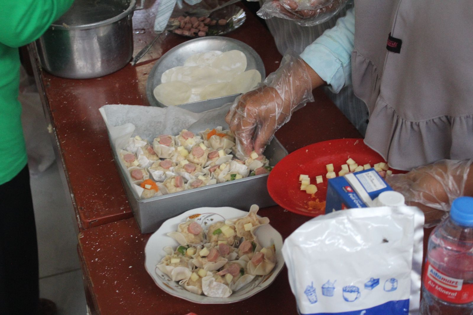 Tim KKN Tematik IPB University yang berjumlah delapan mahasiswa berinovasi mengolah limbah bonggol jagung menjadi tepung yang bisa dimanfaatkan sebagai bahan tambahan pembuatan kue (cookies) dan dimsum, sementara rambut jagung diolah menjadi bahan campuran minuman. <b>(Dok.Istimewa)</b>