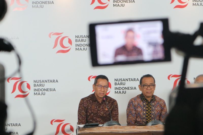 Mensesneg Pratikno (kanan) bersama Kasetpres Heru Budi Hartono memberikan keterangan pers terkait dengan rangkaian acara bulan kemerdekaan di Jakarta, Kamis (1/8/2024). <b>(Dok.Antara)</b>