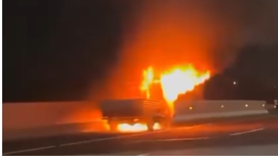 Mobil terbakar <b>(IG @jakarta.hari.ini)</b>