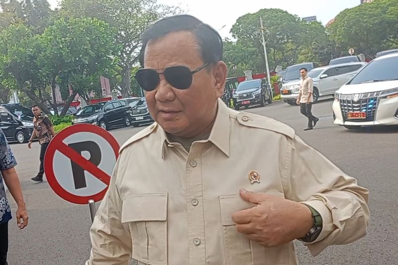 Menteri Pertahanan sekaligus Presiden Terpilih RI Prabowo Subianto memberikan keterangan kepada wartawan di Istana Kepresidenan Jakarta, Jumat (2/8/2024). <b>(Dok.Antara)</b>