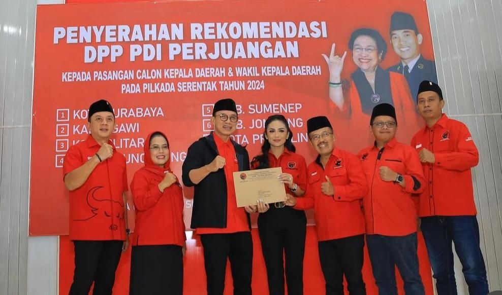 Krisdayanti saat menerima surat tugas untuk maju di Pilwalkot Batu 2024. (Instagram) 