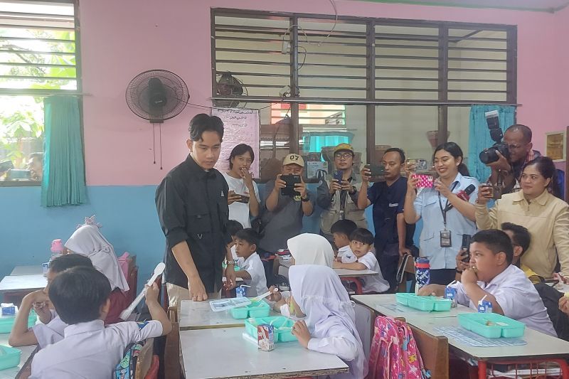 Wakil Presiden Terpilih Gibran Rakabumi Rakang memantau pelaksanaan uji coba makan bergizi gratis di SDN 4 Kota Tangerang, <b>(Dok.Antara)</b>