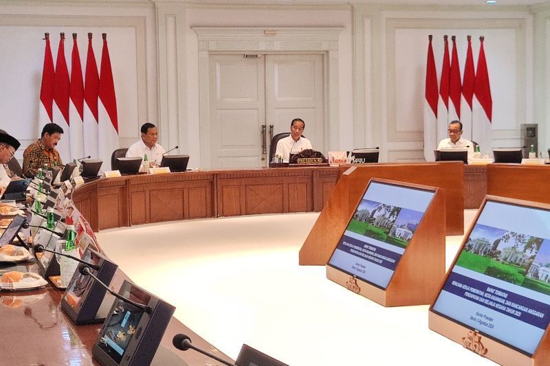 Presiden Joko Widodo (Jokowi) memimpin rapat terbatas didampingi Menhan Prabowo dan Menteri Sekretaris Negara Pratikno, di Kantor Presiden Jakarta, Senin (5/8/2024). <b>(Dok.Antara)</b>