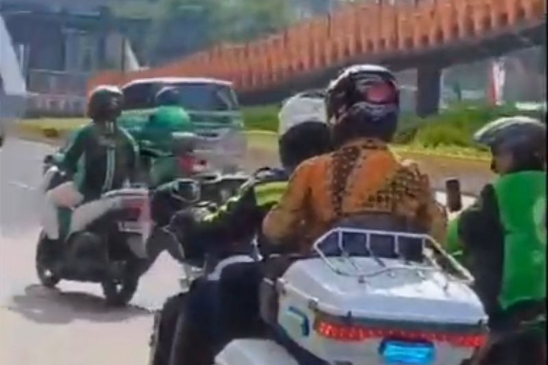 Tangkapan layar video Menko Polhukam dibonceng petugas Polisi Militer dari Jalan Jenderal Sudirman, Jakarta Pusat menuju Istana Kepresidenan, Jakarta Pusat, Senin (05/08/2024).  <b>(ANTARA/Walda Marison)</b>