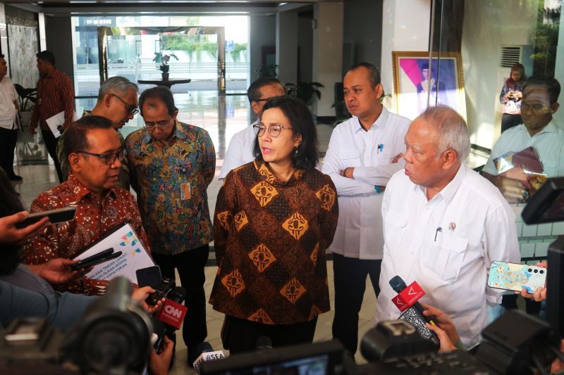 Mensesneg Pratikno bersama Menteri Keuangan Sri Mulyani dan Menteri PUPR Basuki Hadimuljono memberikan keterangan kepada wartawan di Kementerian Sekretariat Negara, Jakarta, Selasa (6/8/2024).  <b>(ANTARA/Rangga Pandu Asmara Jingga)</b>