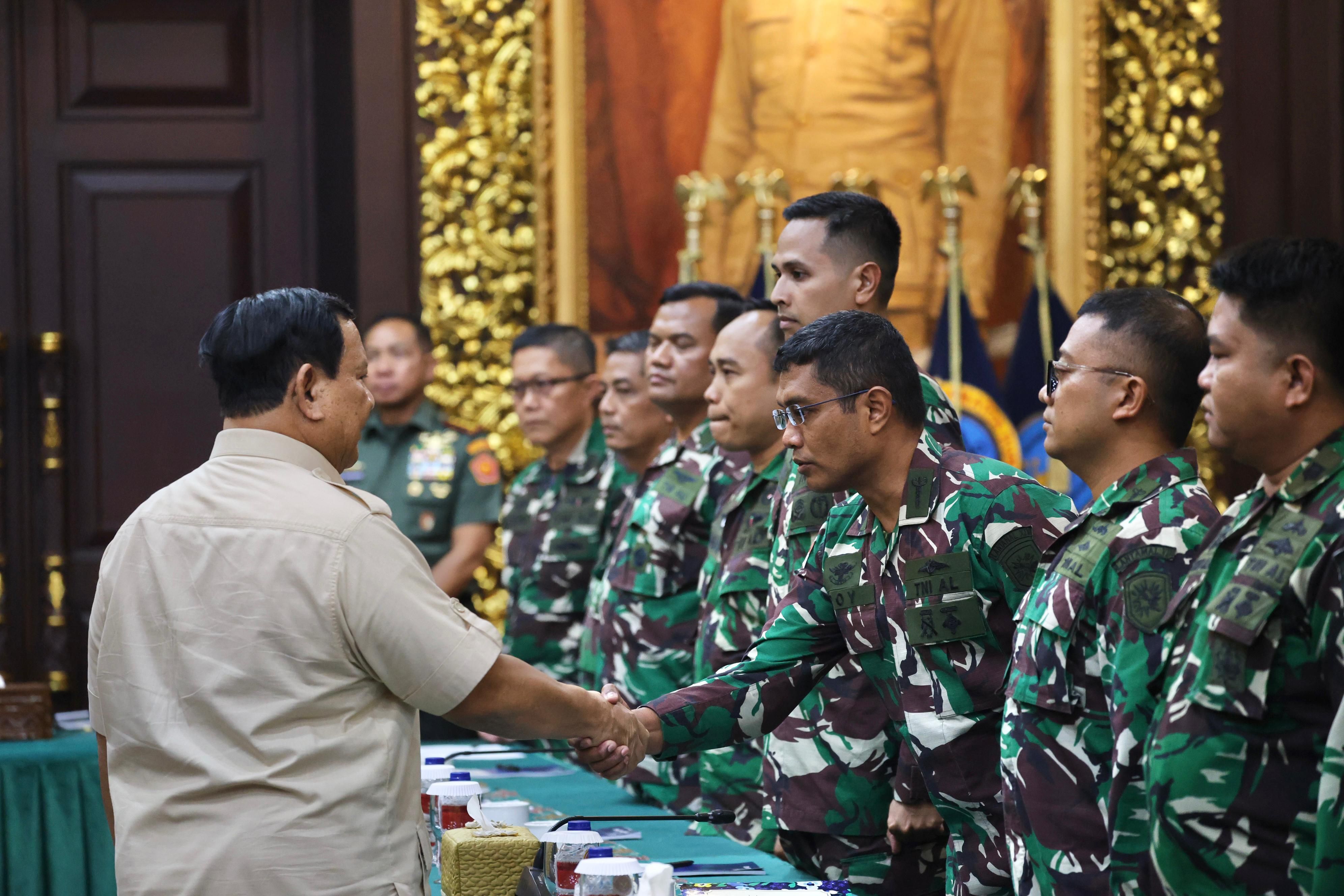 Menhan Prabowo Subianto memberikan pembekalan kepada 40 personel tenaga kesehatan (nakes) TNI yang akan berangkat untuk misi kemanusiaan Gaza. <b>(Dok.Istimewa)</b>