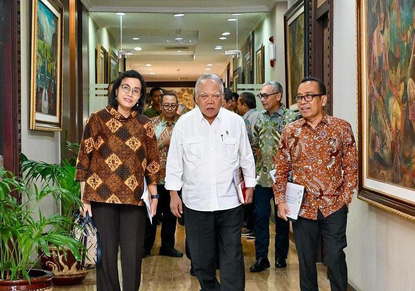 Menteri Keuangan Sri Mulyani dengan Menteri Sekretaris Negara Pratikno dan Menteri PUPR Basuki Hadimuljono bahas pemanfaatan Wisma Atlit