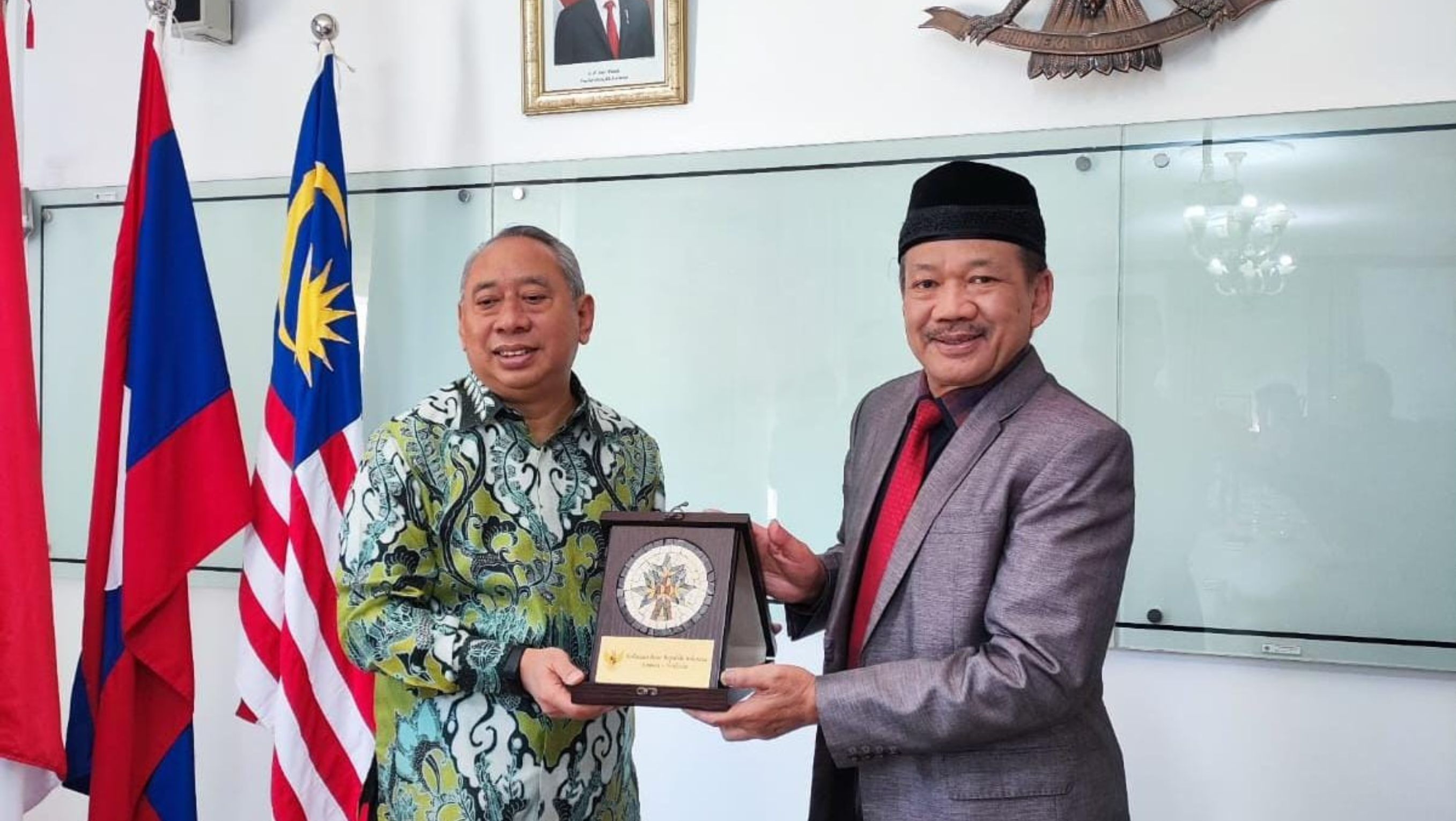 Ade Padmo Sarwono dan Prof. Dr. KH. Noor Achmad, MA., <b>(Dok. Ist)</b>