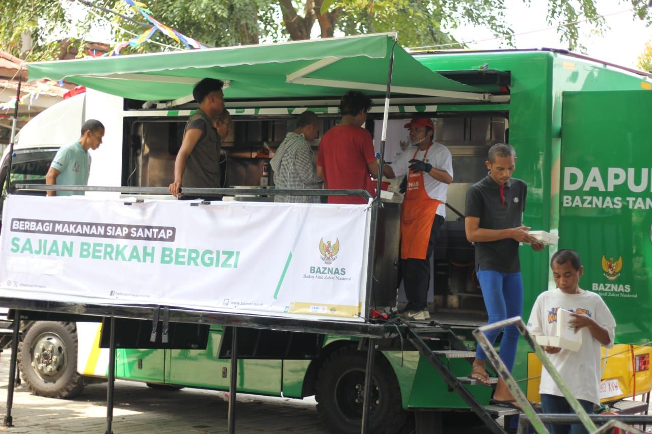 BAZNAS RI distribusikan 1400 paket makanan Sajian Berkah Bergizi untuk para penyandang disabilitas mental dan masyarakat dhuafa di Tambun Selatan, Kabupaten Bekasi. <b>(Dok.Istimewa)</b>