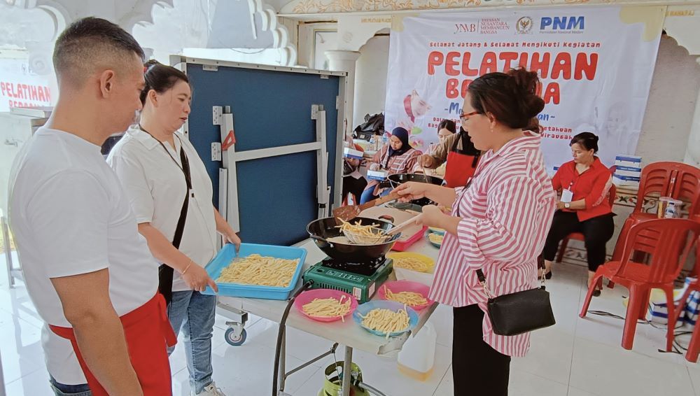 Warga berharap pelatihan bersama membuat kue olahan yang digelar Sondang Tampubolon, Yayasan Nusantara Membangun Bangsa dan Permodalan Nasional Madani ini dapat menumbuhkan ekonomi keluarga. (Foto: Adiantoro/NTV)