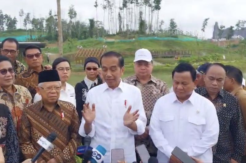 Presiden Joko Widodo (Jokowi), Wapres KH Ma;ruf Amin, Presiden Terpilih Prabowo Subianto, dan sejumlah Menteri Kabinet Indonesia Maju di Ibukota Nusantara (IKN), Penajam Passer Utara, Balikpapan, Kalimantan Timur, Senin (12/8/2024).  <b>(ANTARA/Andi Firdaus)</b>