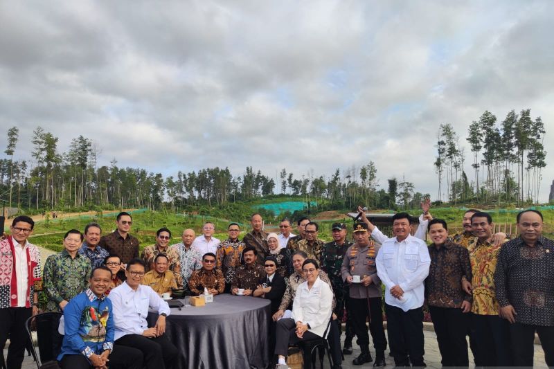 Para menteri Kabinet Indonesia Maju berfoto bersama di area embung Ibu Kota Nusantara (IKN), Kalimantan Timur, Senin (12/8/2024).  <b>(ANTARA/Mentari Dwi Gayati)</b>