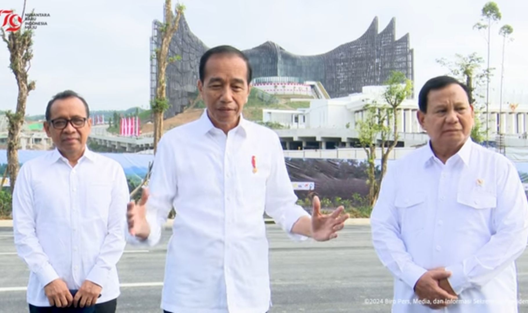 Presiden Jokowi, presiden terpilih Prabowo Subianto dan Mensesneg Pratikno saat berada di IKN. (YouTube) 