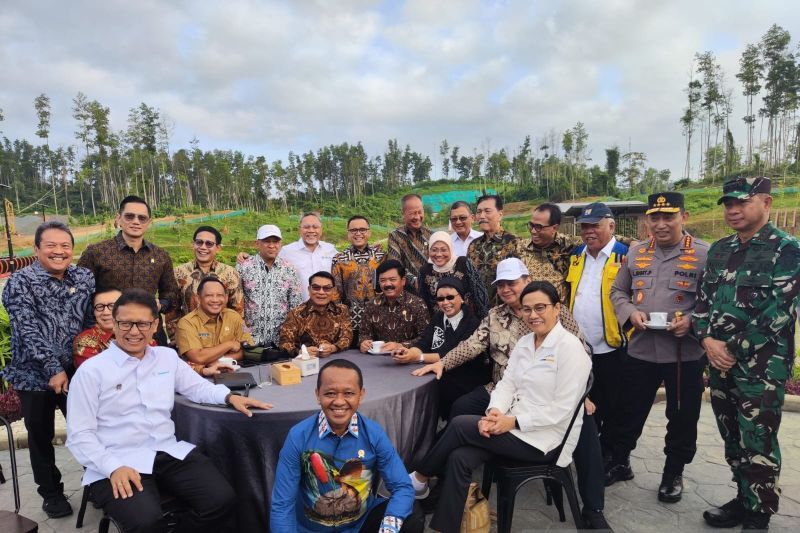 Para menteri Kabinet Indonesia Maju berfoto bersama di salah satu area embung di Ibu Kota Nusantara, Kalimantan Timur, Senin (12/8/2024).  <b>(ANTARA/Mentari Dwi Gayati)</b>