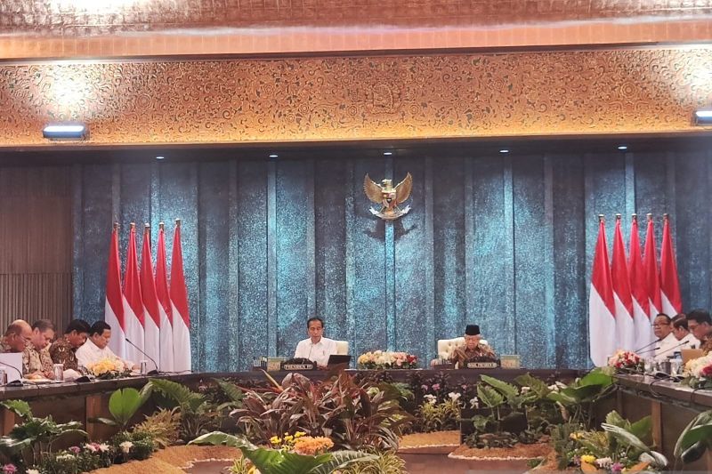 Presiden Joko Widodo memimpin sidang kabinet paripurna perdana bersama para menteri Kabinet Indonesia Maju di Istana Garuda, Ibu Kota Nusantara, Kalimantan Timur, Senin (12/8/2024).   <b>(ANTARA/Mentari Dwi Gayati)</b>