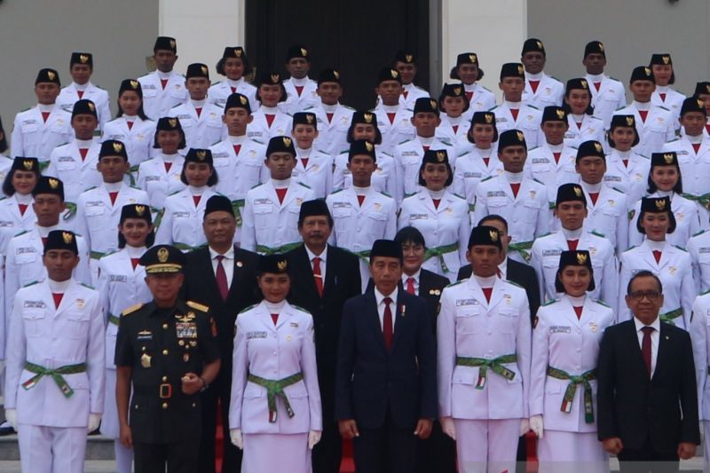 Presiden Joko Widodo berfoto bersama Pasukan Pengibar Bendera Pusaka (Paskibraka) Tingkat Pusat Tahun 2024 di Istana Negara, Ibu Kota Nusantara (IKN), Kalimantan Timur, Selasa (13/8/2024). <b>(Dok.Antara)</b>