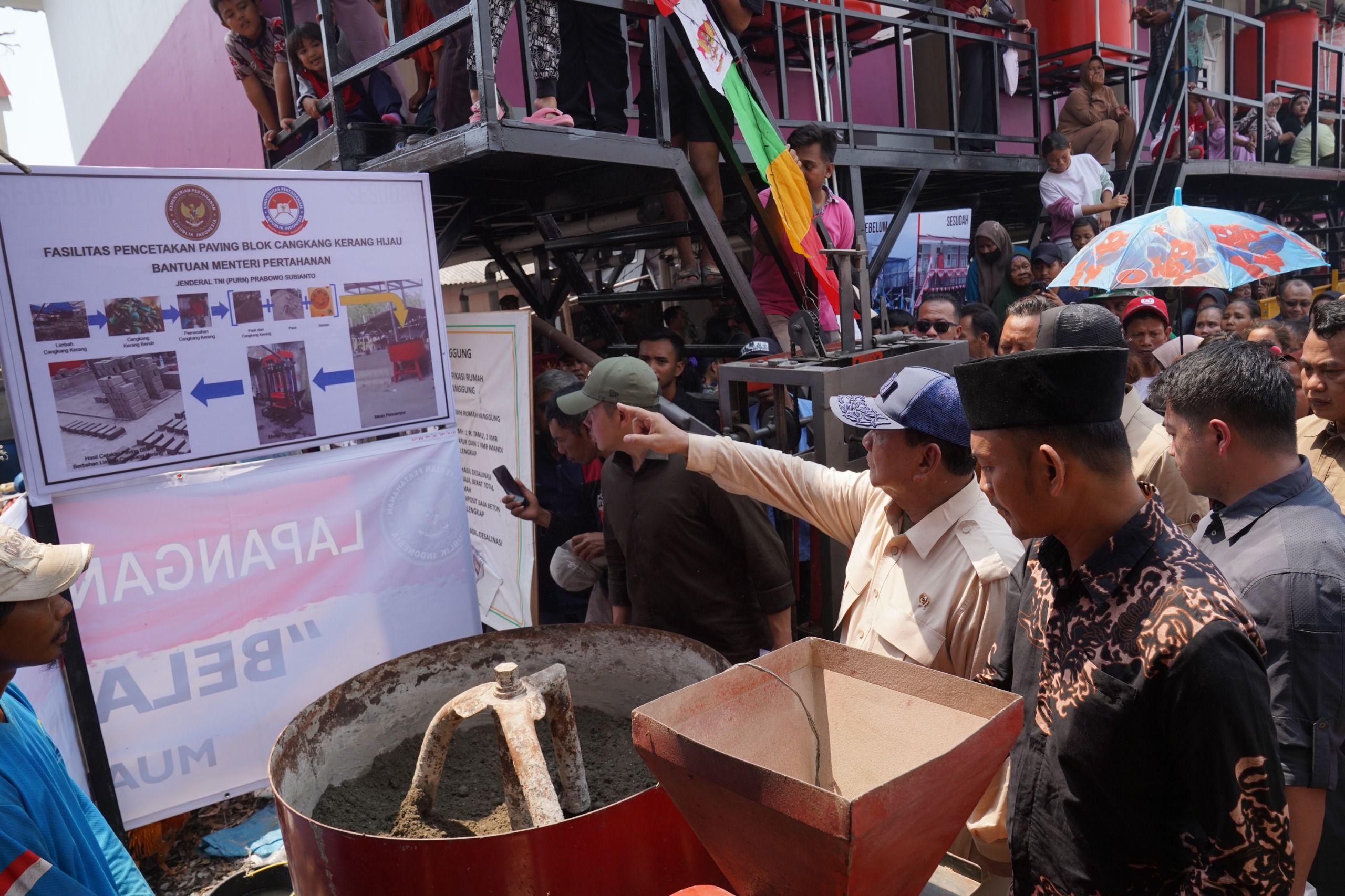 Prabowo Subianto mengecek para warga yang tinggal di rumah apung Muara Angke, Jakarta Utara. <b>(Dok.Istimewa)</b>