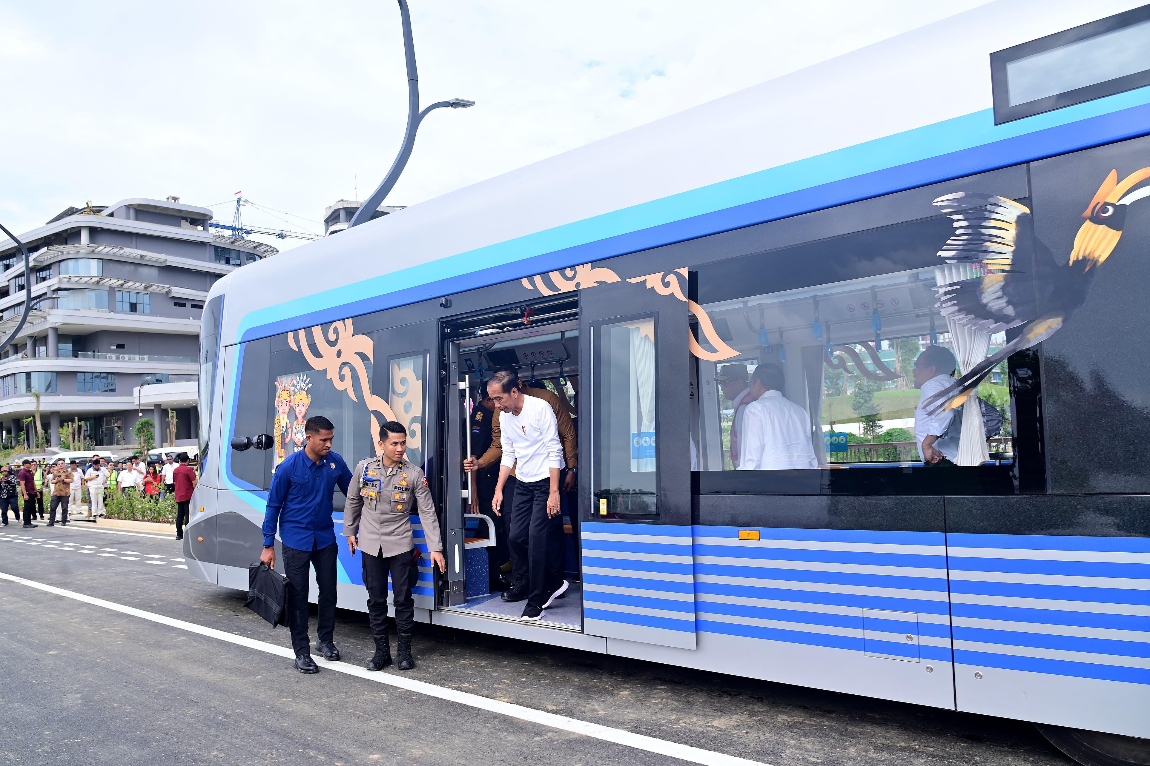 Presiden Jokowi jajal trem otonom atau Autonomous Rail Transit (ART) di IKN