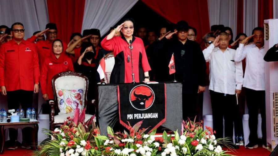 Megawati pimpin pengibaran bendera Merah Putih di Sekolah Partai PDIP. <b>(Dok.Antara)</b>