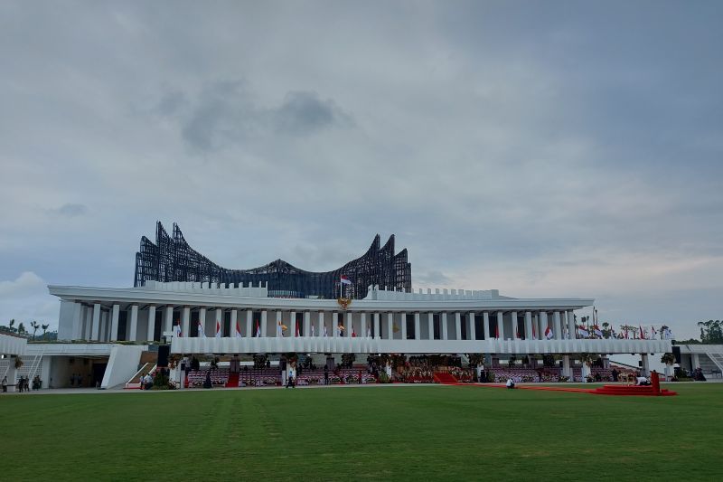 Suasana panggung kehormatan di Lapangan Upacara Istana Negara IKN, Kalimantan Timur, yang menjadi lokasi bagi tamu VVIP dalam agenda peringatan Detik-Detik Proklamasi Kemerdekaan RI, Sabtu (17/8/2024). <b>(Dok.Antara)</b>