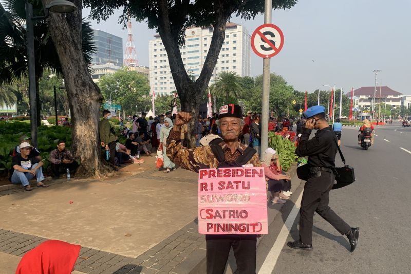 Warga menghadiri peringatan Detik-Detik Proklamasi di seberang Istana Merdeka, kawasan Monas, Jakarta Pusat, Sabtu (17/8/2024). <b>(Dok.Antara)</b>