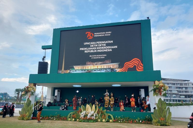 Layar LED berukuran besar di Lapangan Upacara Istana Negara IKN, Kalimantan Timur, yang menjadi fasilitas pemutaran kegiatan agenda peringatan Detik-Detik Proklamasi Kemerdekaan RI secara hybrid di IKN dan Jakarta, Sabtu (17/8/2024). <b>(Dok.Antara)</b>