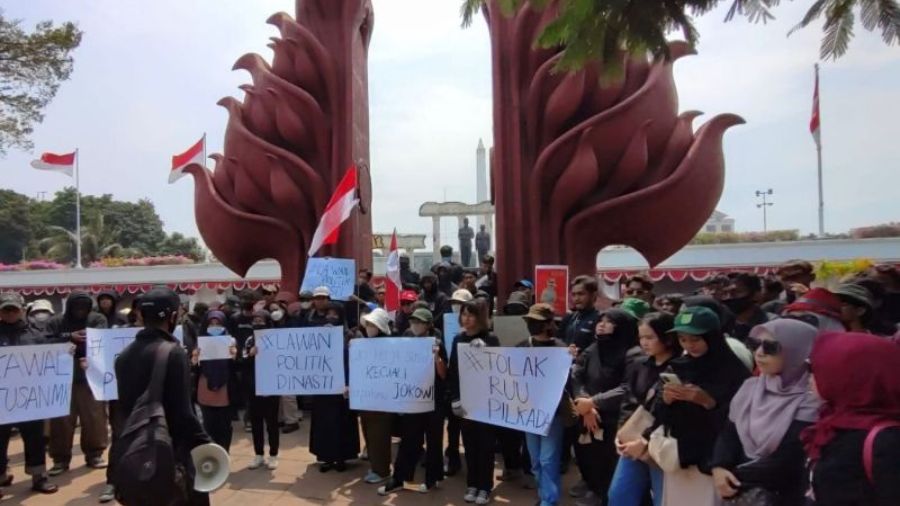 Ratusan mahasiswa dan masyarakat melakukan aksi unjuk rasa untuk mendukung pelaksanaan putusan Mahkamah Konstitusi (MK) di Tugu Pahlawan Surabaya, Kamis (22/08/2024). <b>(Dok.Antara)</b>