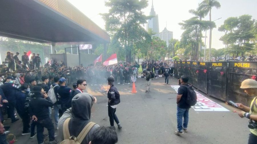 Polisi mendirikan barikade besi usai massa RUU Pilkada 2024 yang berada di belakang gedung DPR RI merobohkan salah satu gerbang di Gerbang Pancasila, Jalan Glora, Jakarta Pusat, Kamis sore (22/8/2024). <b>(Dok.Antara)</b>