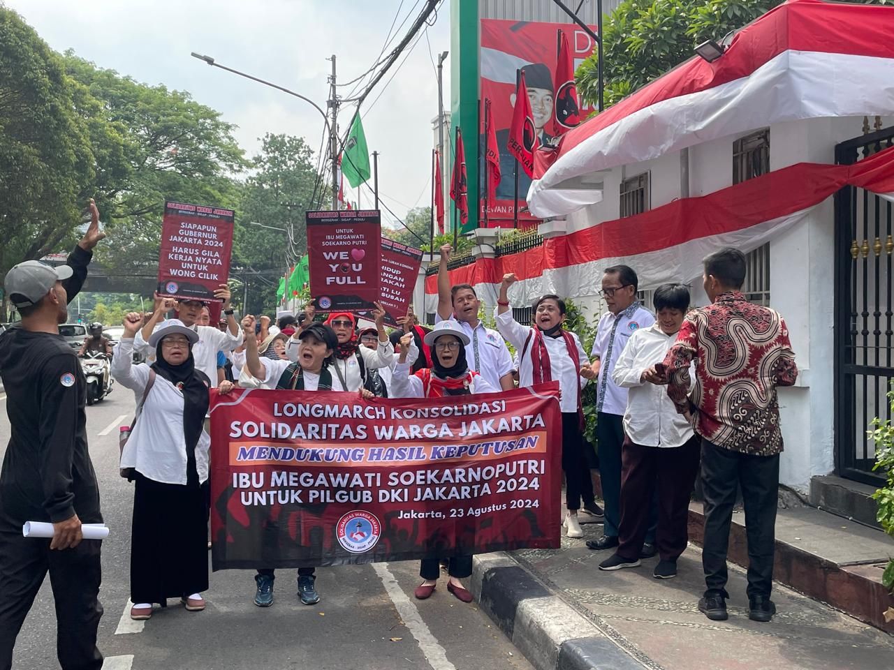 Masyarakat yang tergabung Solidaritas Warga Jakarta (SWJ) beri dukungan hasil keputusan Ketua Umum PDI Perjuangan Megawati Soekarno Putri (Ntvnews.id-Muslimin Trisyuliono).