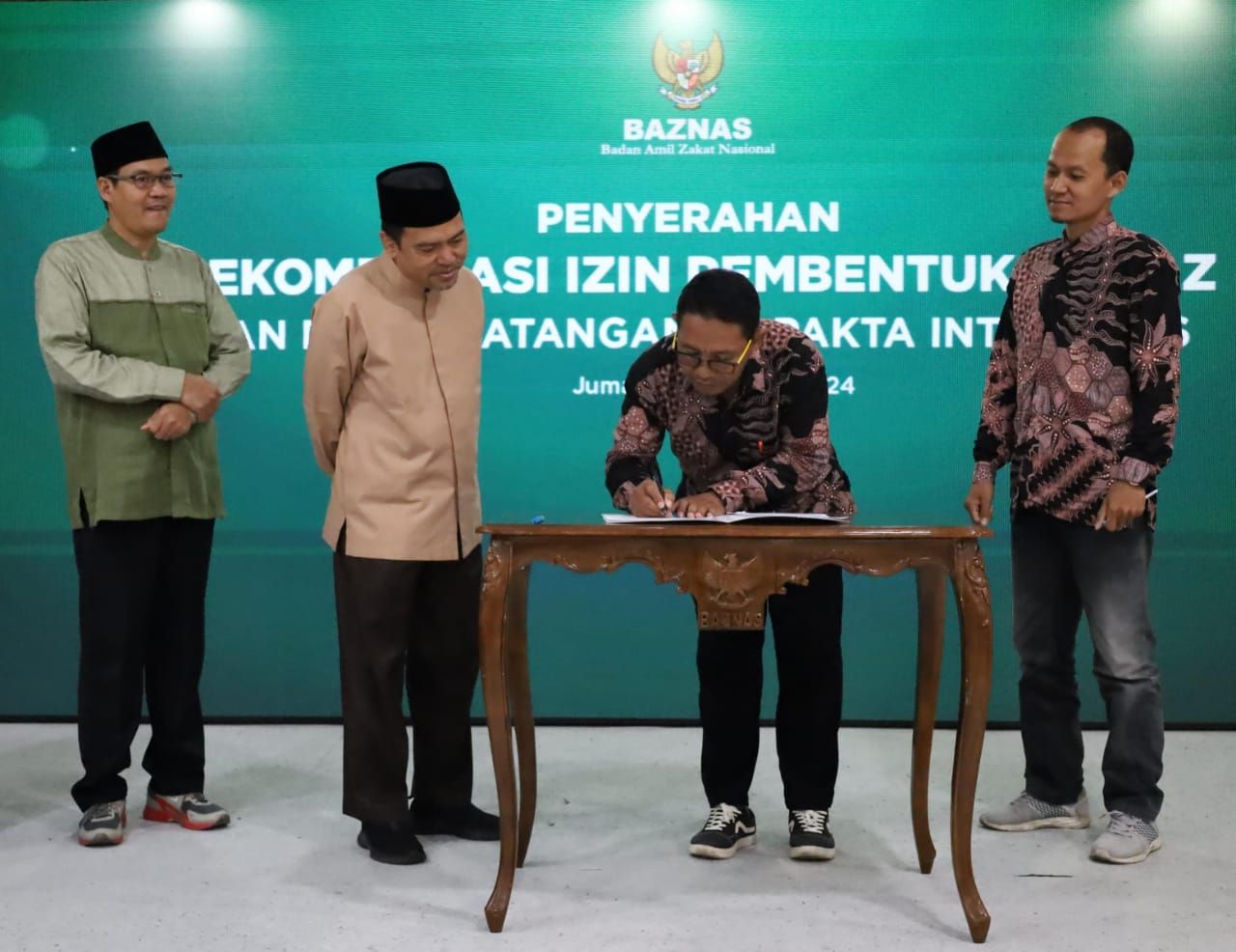 Turut hadir Pimpinan BAZNAS RI Bidang Koordinasi Nasional KH. Achmad Sudrajat MA, Ketua Yayasan Lumbung Zakat LZI Yulkarnain Harahab, SH. <b>(Dokumentasi Baznas)</b>